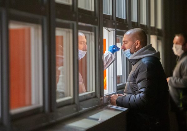 反应力测试网站的测试结果界面，显示用户五次点击反应时间折线图，均值显示为231毫秒，百分位排名68%，画面简洁专业