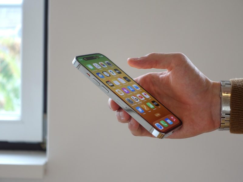 网页版与 App 版反应力测试界面对比示意，同一圆形目标在浏览器窗口与手机屏幕上分别呈现